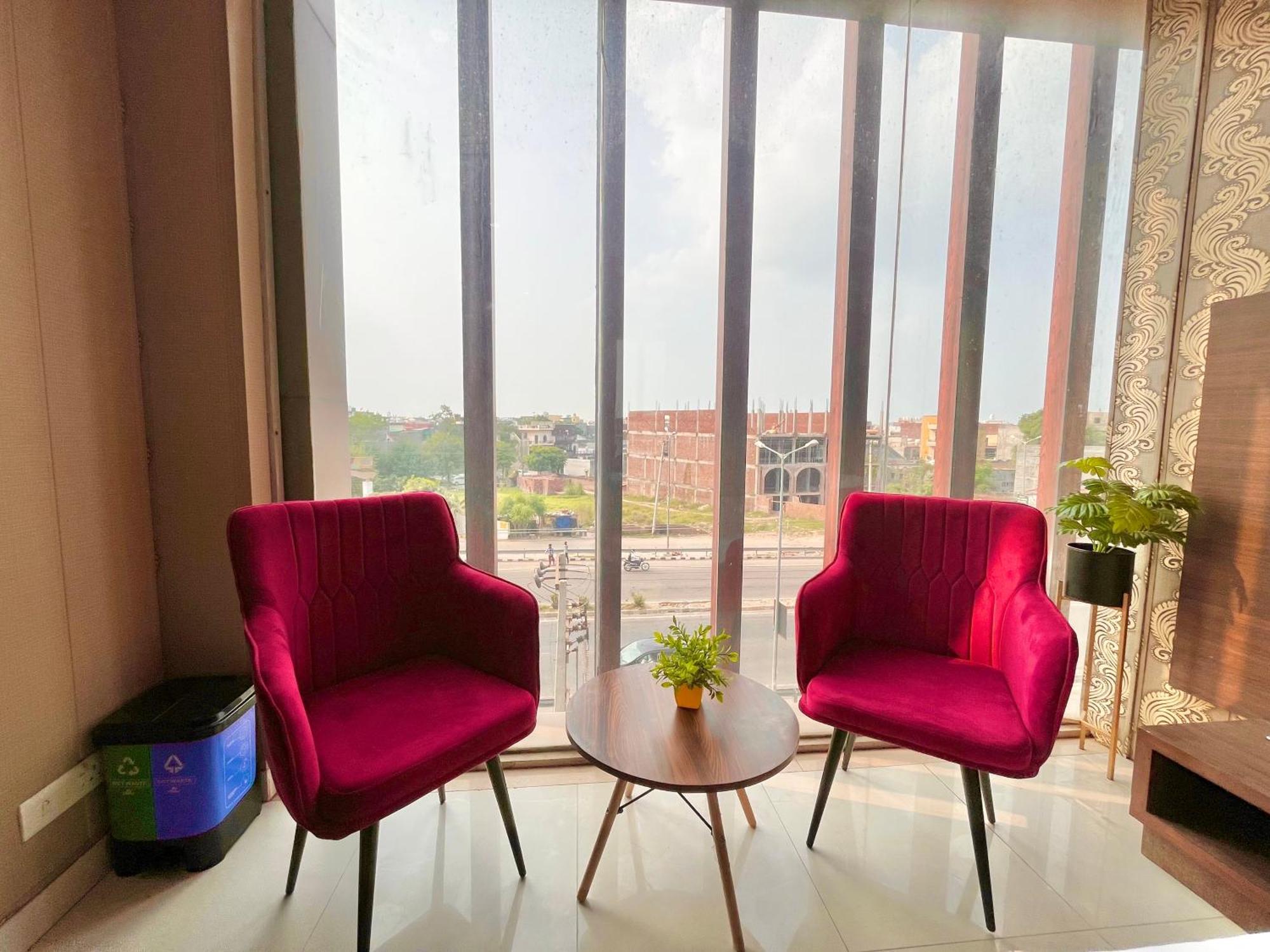 Hotel The Pearl Grand - Top Rated ! Most Awarded ! Parking ! Lift ! Luxury Rooms ! Best Selling Zirakpur Exteriér fotografie