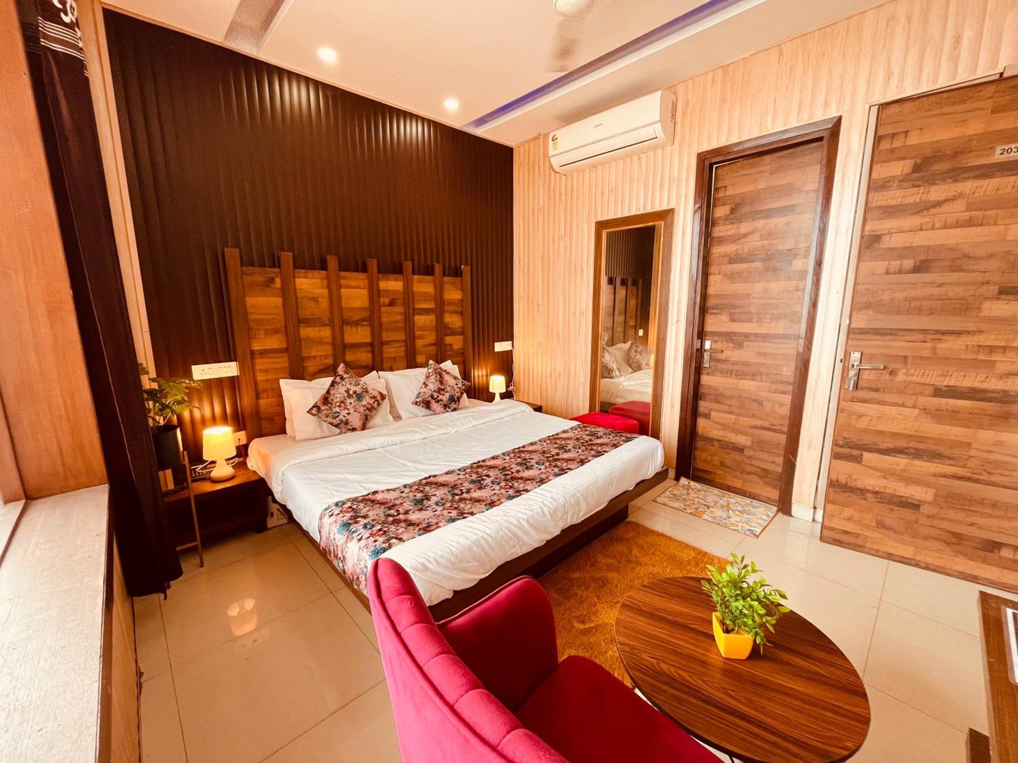 Hotel The Pearl Grand - Top Rated ! Most Awarded ! Parking ! Lift ! Luxury Rooms ! Best Selling Zirakpur Exteriér fotografie