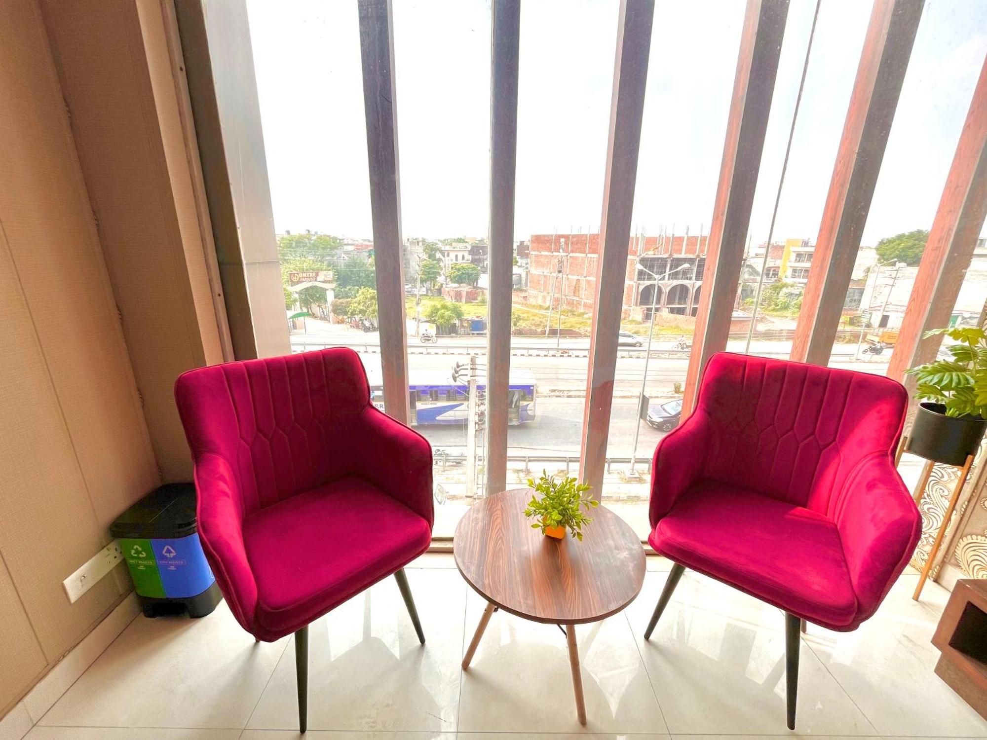 Hotel The Pearl Grand - Top Rated ! Most Awarded ! Parking ! Lift ! Luxury Rooms ! Best Selling Zirakpur Exteriér fotografie